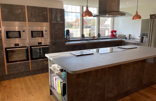 Mere Casa | Stunning 4 bed Grade II Listed former Methodist Chapel with hot tub, sleeps 8-10