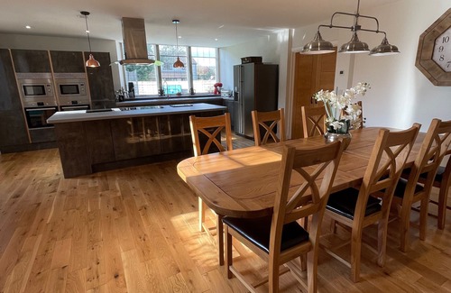 Mere Casa | Stunning 4 bed Grade II Listed former Methodist Chapel with hot tub, sleeps 8-10