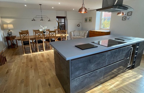 Mere Casa | Stunning 4 bed Grade II Listed former Methodist Chapel with hot tub, sleeps 8-10