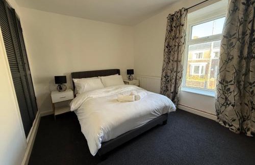 Bridgend Casa | Stunning 4-Bed House in Bridgend