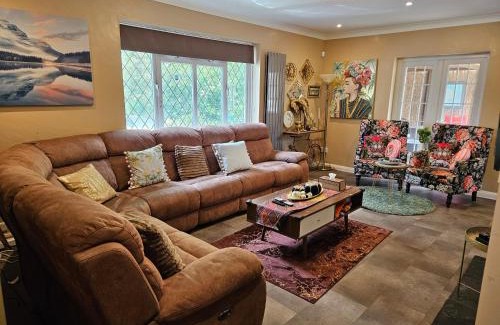 Sutton Casa | Stunning 4 bed house with huge garden and parking