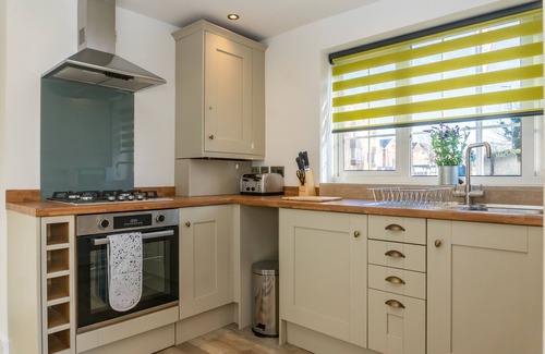 Brockworth Cabaña | Stunning 4 Bed Sleeps 8 Cottage Parking
