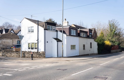Brockworth Cabaña | Stunning 4 Bed Sleeps 8 Cottage Parking