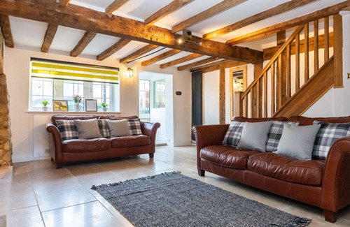 Brockworth Cabaña | Stunning 4 Bed Sleeps 8 Cottage Parking