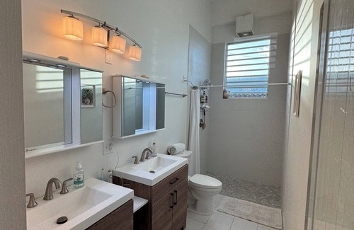 Arecibo Pueblo Casa | Stunning 4 Bedroom Atlantic Ocean View Loft in Arecibo, ac,wifi, newly remodeled