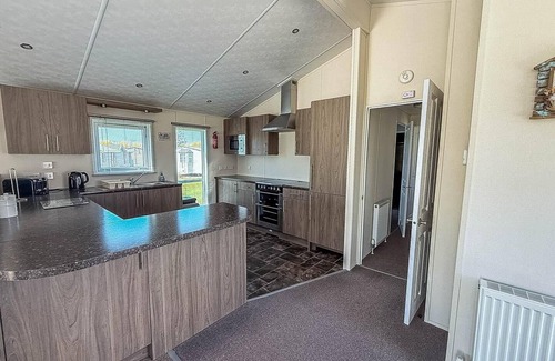 Hunstanton Cabina | Stunning 4 berth lodge with decking at Manor Park in Hunstanton ref 23173K