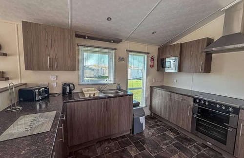 Hunstanton Cabina | Stunning 4 berth lodge with decking at Manor Park in Hunstanton ref 23173K