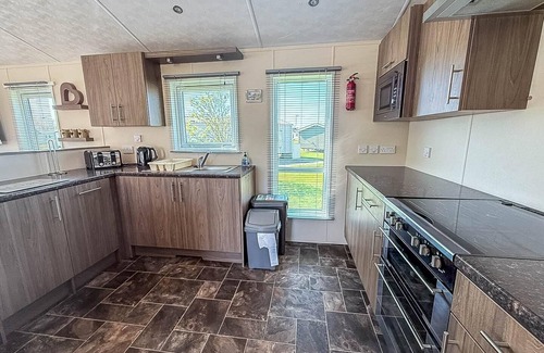 Hunstanton Cabina | Stunning 4 berth lodge with decking at Manor Park in Hunstanton ref 23173K