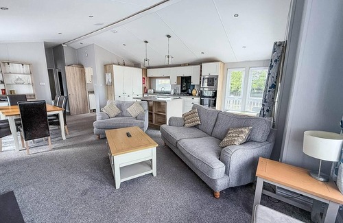 Kessingland Cabina | Stunning 4 berth lodge with decking at Breydon Water in Norfolk ref 10094B