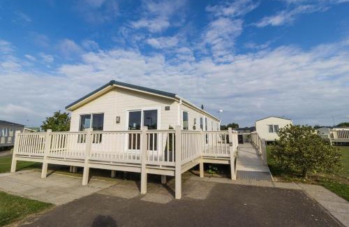 Hunstanton Cabina | Stunning 4 Berth Lodge With Decking At Manor Park In Hunstanton Ref 23173K
