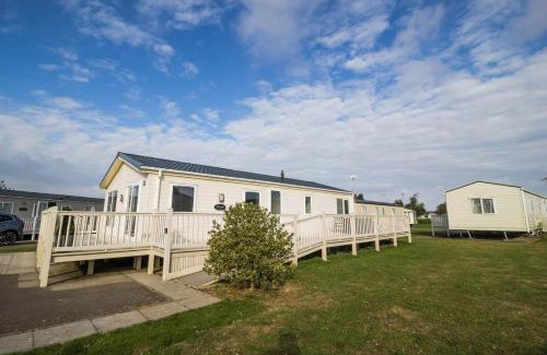 Hunstanton Cabina | Stunning 4 Berth Lodge With Decking At Manor Park In Hunstanton Ref 23173K