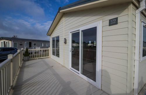 Hunstanton Cabina | Stunning 4 Berth Lodge With Decking At Manor Park In Hunstanton Ref 23173K