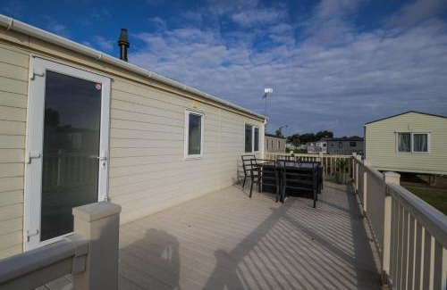 Hunstanton Cabina | Stunning 4 Berth Lodge With Decking At Manor Park In Hunstanton Ref 23173K