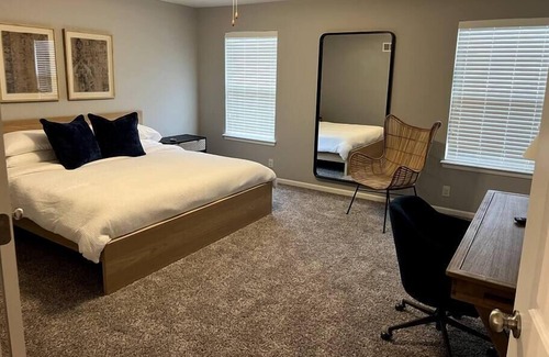 Independence Casa | Stunning 4 BR in Independence