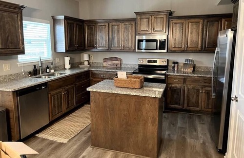 Independence Casa | Stunning 4 BR in Independence