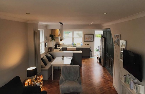 Bow West Casa | Stunning 4BD Home with Private Garden, East London
