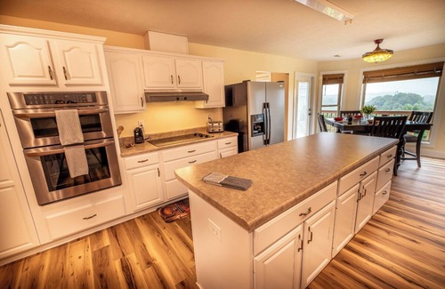 Kodak Casa | *Stunning 4BD Lodge w/ VIEWS! Games + Theater!*