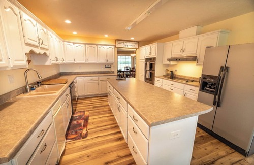 Kodak Casa | *Stunning 4BD Lodge w/ VIEWS! Games + Theater!*