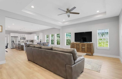 Mango Groves Casa | Stunning 4BR 3BA Cottage Heated Pool 5 Min to Beach