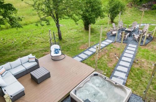 East Stroudsburg Casa | Stunning 4BR 4BA Luxury Home with Hot Tub Game Room & Fire Pit Sleeps 12