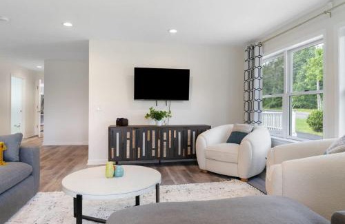 East Stroudsburg Casa | Stunning 4BR 4BA Luxury Home with Hot Tub Game Room & Fire Pit Sleeps 12