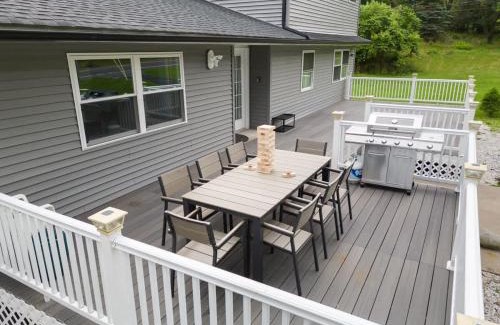 East Stroudsburg Casa | Stunning 4BR 4BA Luxury Home with Hot Tub Game Room & Fire Pit Sleeps 12
