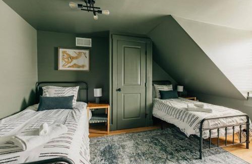 Lancaster Casa | Stunning 5 BR -Heart of Downtown