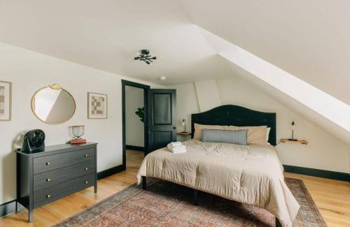 Lancaster Casa | Stunning 5 BR -Heart of Downtown