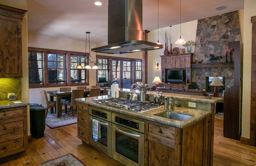 Truckee Cabina | Stunning 5 BR Home | Private Hot Tub| 2 Primary Rooms| Media Room, Pool Table & Ping Pong