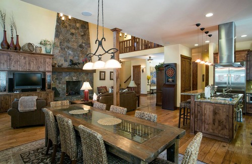 Truckee Cabina | Stunning 5 BR Home | Private Hot Tub| 2 Primary Rooms| Media Room, Pool Table & Ping Pong