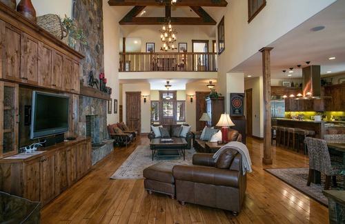 Truckee Cabina | Stunning 5 BR Home | Private Hot Tub| 2 Primary Rooms| Media Room, Pool Table & Ping Pong