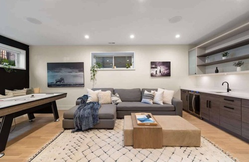 Wicker Park Casa | Stunning 5BR Home with 2 Rooftops, Sauna, Hot Tub!