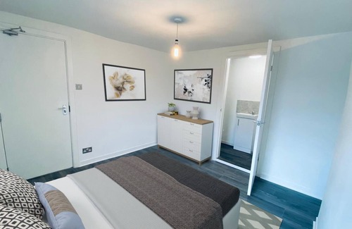 Kirkby Otro | Stunning 6-Bedroom House in Liverpool's Desirable L9 Area - ideal for groups