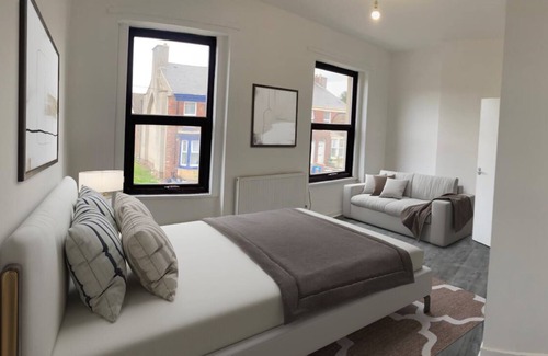 Kirkby Otro | Stunning 6-Bedroom House in Liverpool's Desirable L9 Area - ideal for groups
