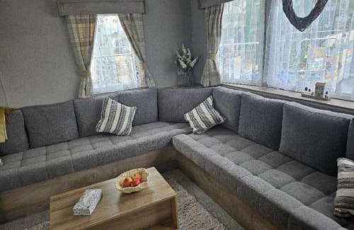 Pakefield Otro | Stunning 6 Berth Caravan Near To The Beach At Pakefield Ref 68115Cr