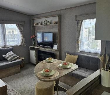 Pakefield Otro | Stunning 6 Berth Caravan Near To The Beach At Pakefield Ref 68115Cr