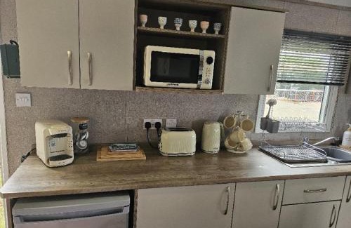 Pakefield Otro | Stunning 6 Berth Caravan Near To The Beach At Pakefield Ref 68115Cr