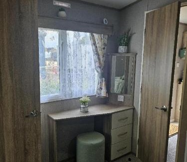 Pakefield Otro | Stunning 6 Berth Caravan Near To The Beach At Pakefield Ref 68115Cr