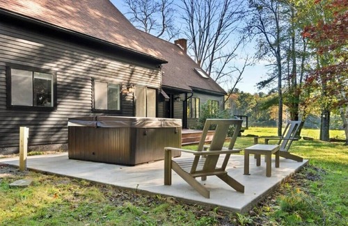 North Egremont Casa | Stunning 6-BR Country Home 10-min to Catamount