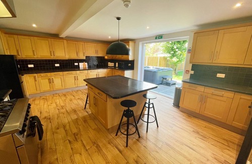 Gorleston-on-Sea Casa | Stunning 8-Bed House with Sea & Beach Views