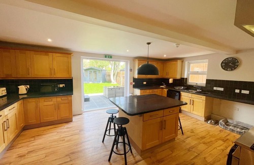 Gorleston-on-Sea Casa | Stunning 8-Bed House with Sea & Beach Views