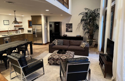 Aiken Cabaña | Stunning and private mid-century modern inspired cottage nestled in the woods.