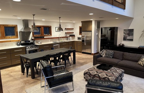 Aiken Cabaña | Stunning and private mid-century modern inspired cottage nestled in the woods.