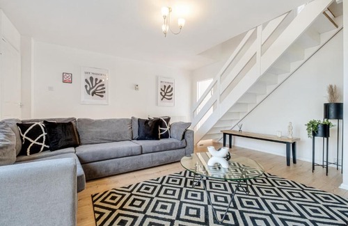 Northampton Apartamento | Stunning and Spacious Home by Our Home Short Stays with Free Parking and Ideal for families and contractors