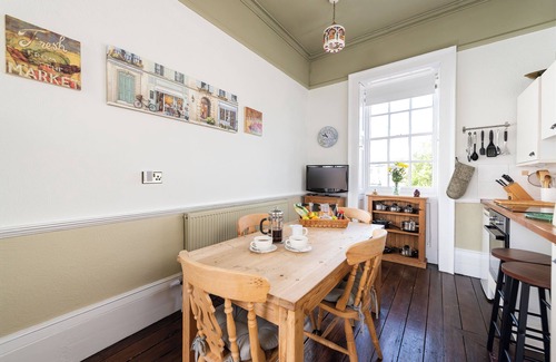 St Neots Casa | Stunning and spacious Georgian town house in historic town centre with parking!