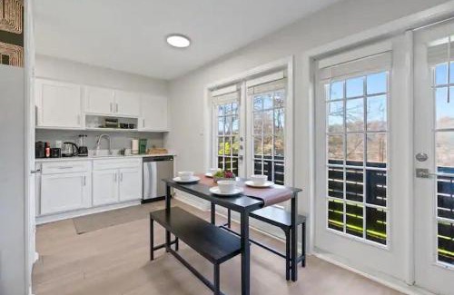 West Campus Apartamento | Stunning Area, King Suite, Balcony, Free Parking, 2 mins to UT