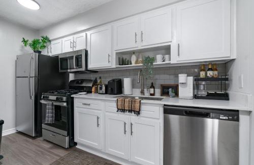 West Campus Apartamento | Stunning Area, King Suite, Balcony, Free Parking, 2 mins to UT