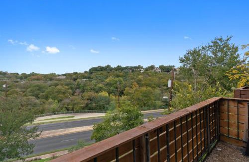 West Campus Apartamento | Stunning Area, King Suite, Balcony, Free Parking, 2 mins to UT