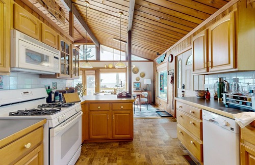Georgetown Casa | Stunning artist's retreat with ocean view & amazing deck, near Reid State Park
