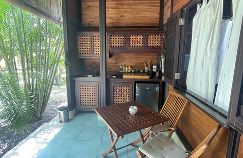 English Harbour Apartamento | Stunning Bali style studio suite on lush property in English Harbour!